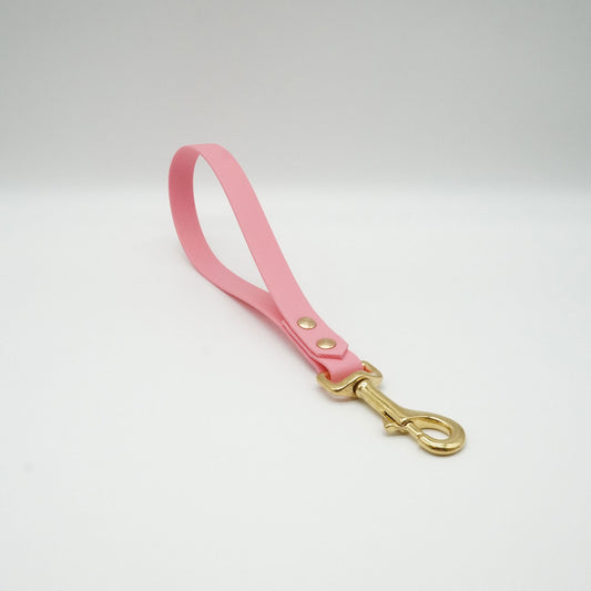 Rosa Kurzführer aus Biothane mit Edelstahlbeschlägen. Perfekt auch zum Trainieren. Robust und widerstandsfähig. Jetzt Hundeleinen online kaufen.