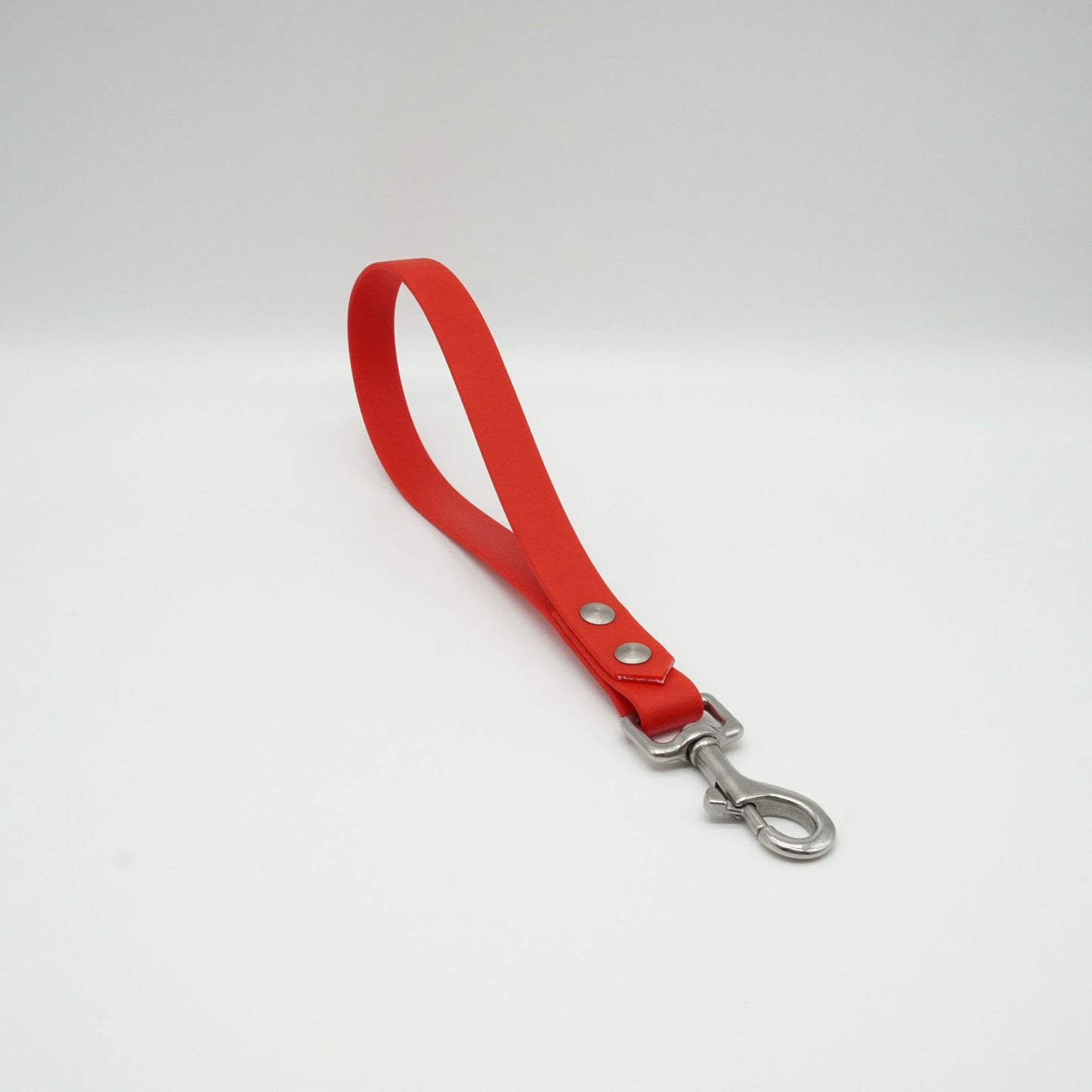 Roter Kurzführer aus Biothane mit Edelstahlbeschlägen. Perfekt auch zum Trainieren. Robust und widerstandsfähig. Jetzt Hundeleinen online kaufen.