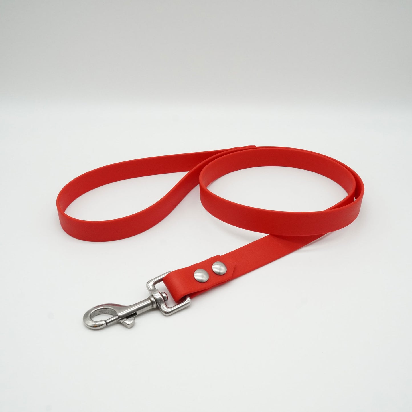 Rote Biothane Trainingshundeleine mit Edelstahlbeschlägen. Ideal für das Traning mit deinem Hund geeignet. Robust, leicht zu reinigen und witterungsbeständig. Jetzt Hundelein online kaufen.