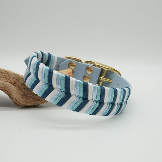 Blau Weißes Biothane/Paracord-Hundehalsband mit Messingbeschlägen auf einem Stück Treibholz. Hochwertiges und langlebiges Halsband für anspruchsvolle Hundebesitzer.
Jetzt hochwertiges Biothane-Hundehalsband online kaufen.