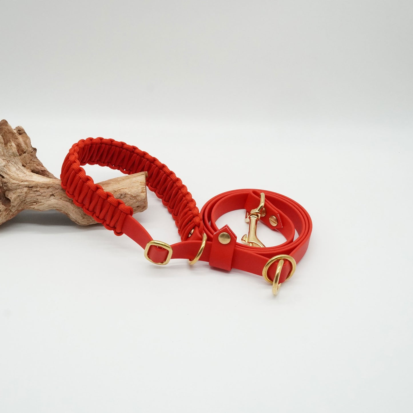 Rote Retrieverleine, das Halsband und die Leine bestehen aus einen Teil. Das Halsband ist aus widerstandsfähigem Paracord geflochten, die Leine besteht aus robuster Biothane. Robust und flexibel. Jetzt Hundeleine online bestellen.