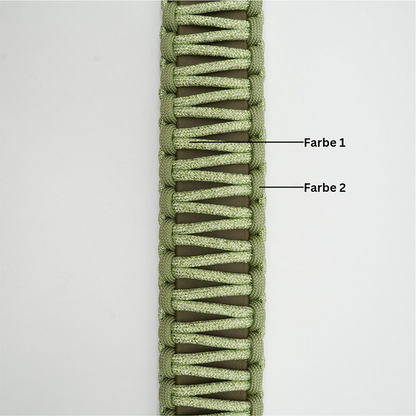Ein geflochtenes Hundehalsband mit zwei verschiedenen Farbsträngen: Farbe 1 (hellgrün) und Farbe 2 (dunkelgrün).