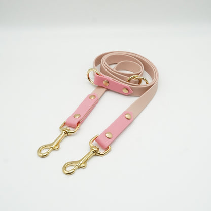 Handgefertigte verstellbare Hundeleine aus rosa und beiger Biothane mit goldfarbenen Messingbeschlägen und Karabinern.