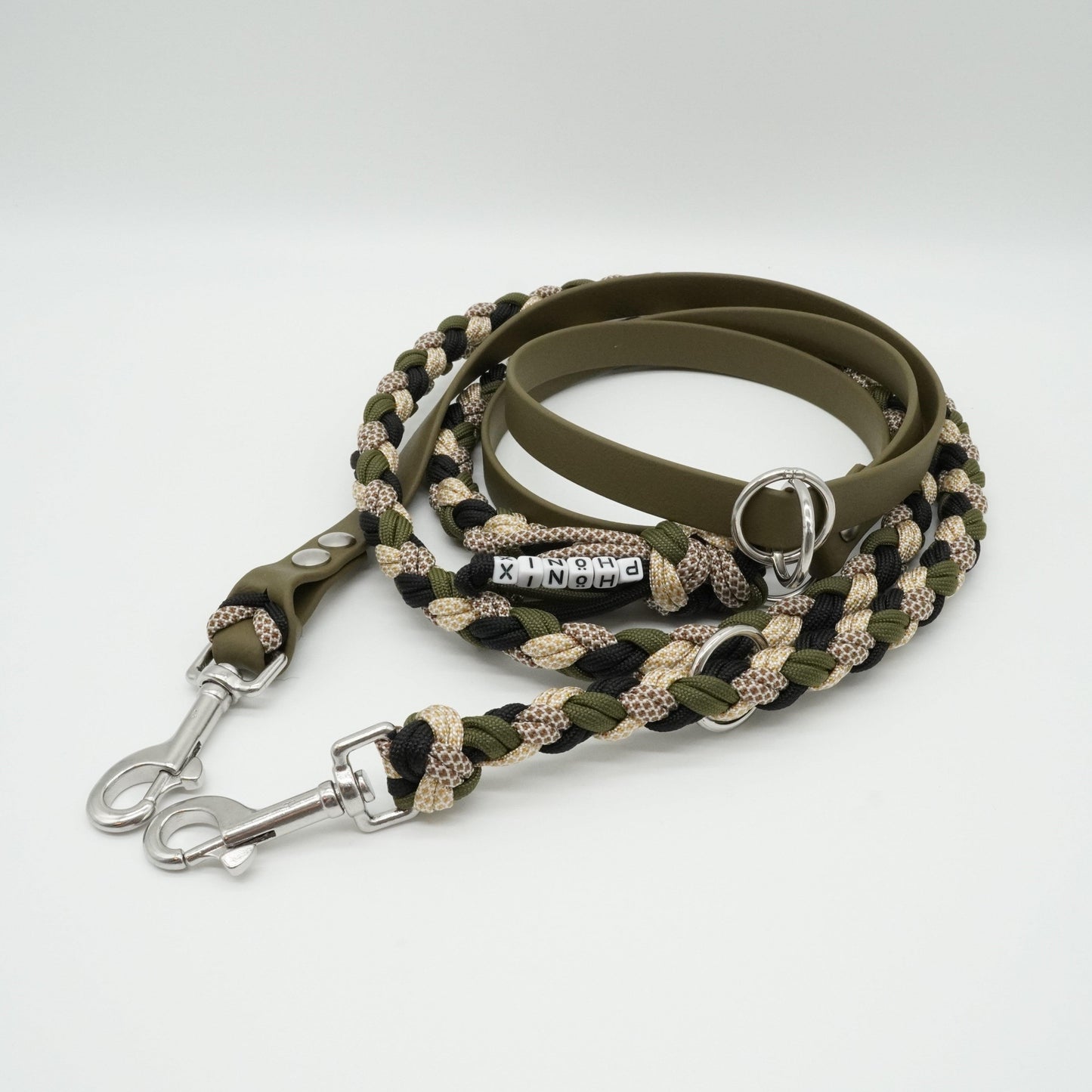 Handgefertigte verstellbare Hundeleine aus olivgrüner Biothane und geflochtenem Paracord in Olivgrün, Schwarz und Beige mit silbernen Karabinern.