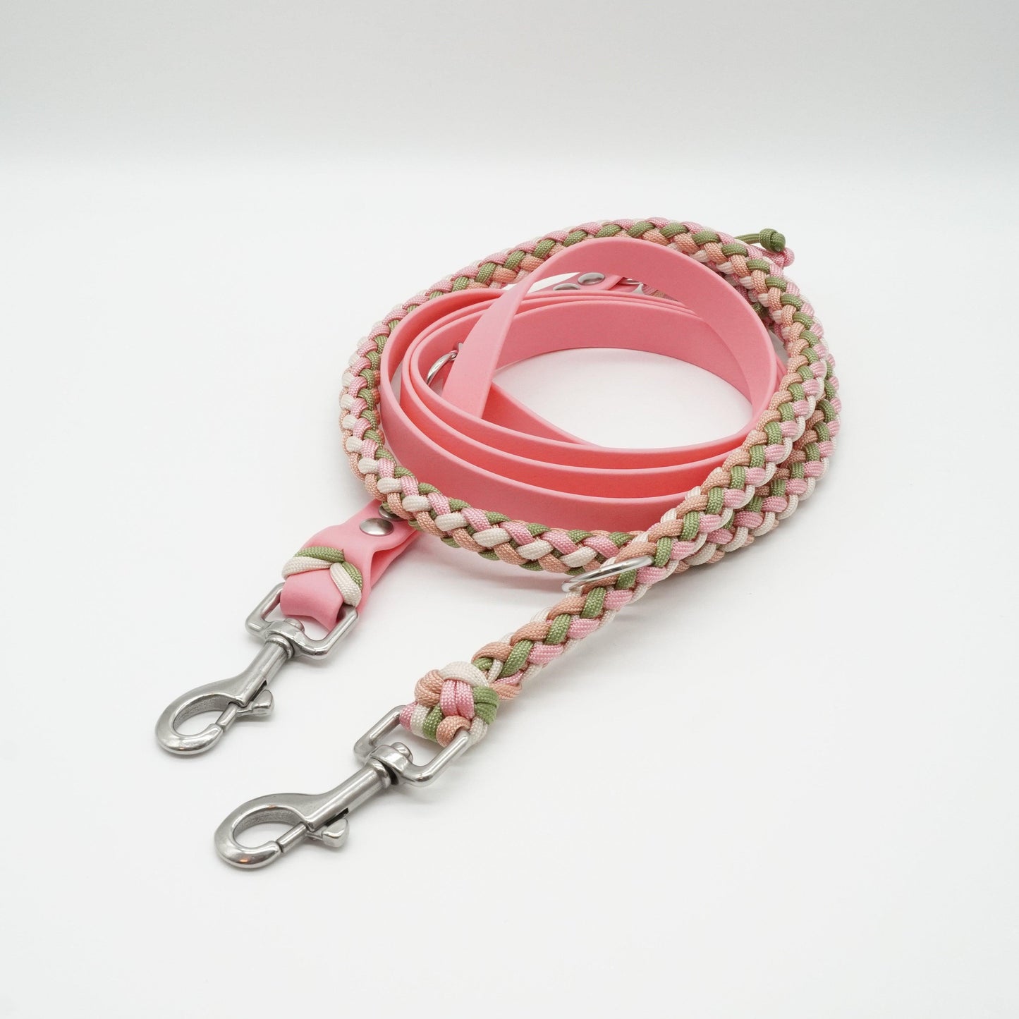 Handgefertigte verstellbare Hundeleine aus rosafarbener Biothane und geflochtenem Paracord in Rosa, Beige und Olivgrün mit silbernen Karabinern.