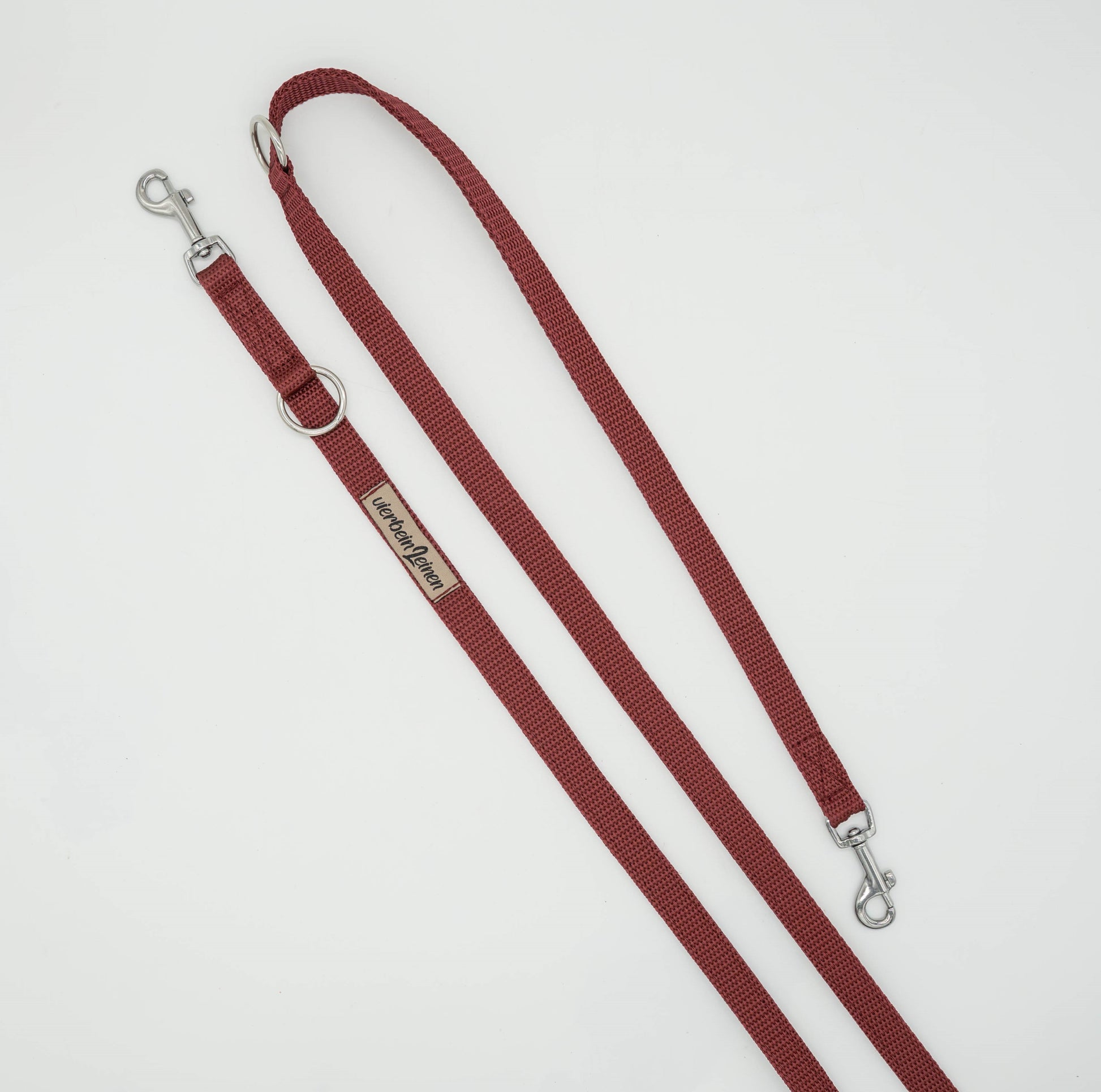 Handgefertigte verstellbare Hundeleine aus braunem Gurtband mit silbernen Edelstahl Karabinern und Ringen.