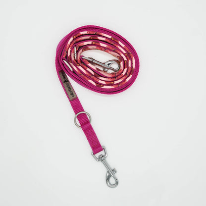 Verstellbare Stoffleine für Hunde in Pink mit Blumenstoff und silbernen Beschlägen.
