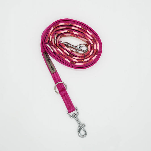Verstellbare Stoffleine für Hunde in Pink mit Blumenstoff und silbernen Beschlägen.