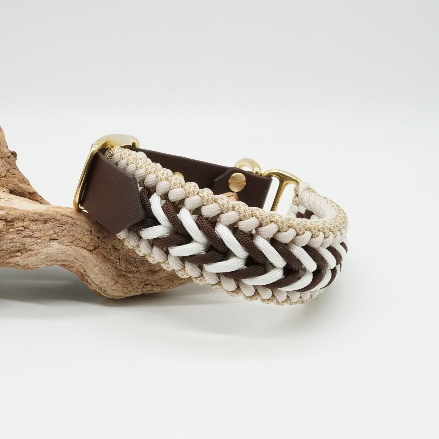 Handgefertigtes Hundehalsband aus brauner Biothane und geflochtenem Paracord in Braun, Creme und Gold mit goldfarbenen Beschlägen.