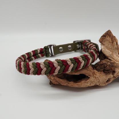 Handgefertigtes Hundehalsband aus olivgrüner Biothane und geflochtenem Paracord in Olivgrün, Bordeaux und Beige mit silbernen Beschlägen.