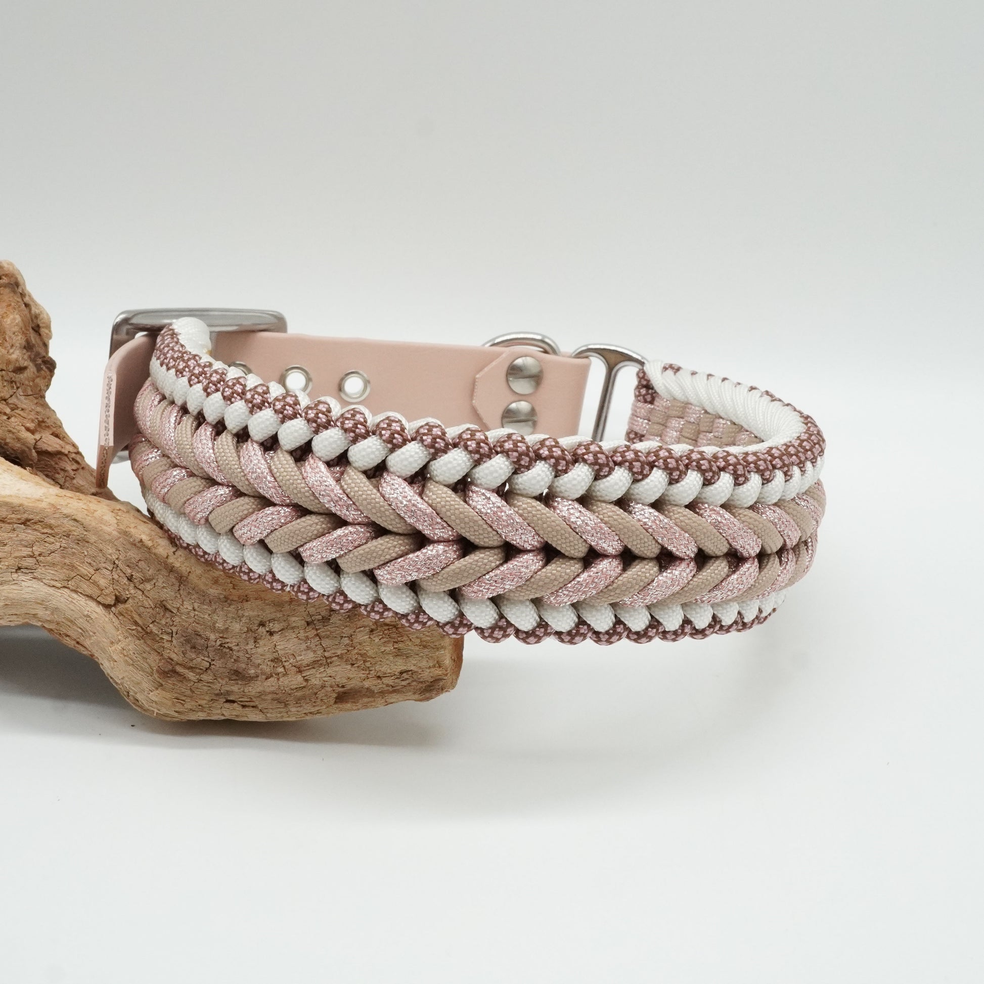 Handgefertigtes Hundehalsband aus roséfarbener Biothane und geflochtenem Paracord in Rosé, Beige, Weiß und Braun mit silbernen Beschlägen.
