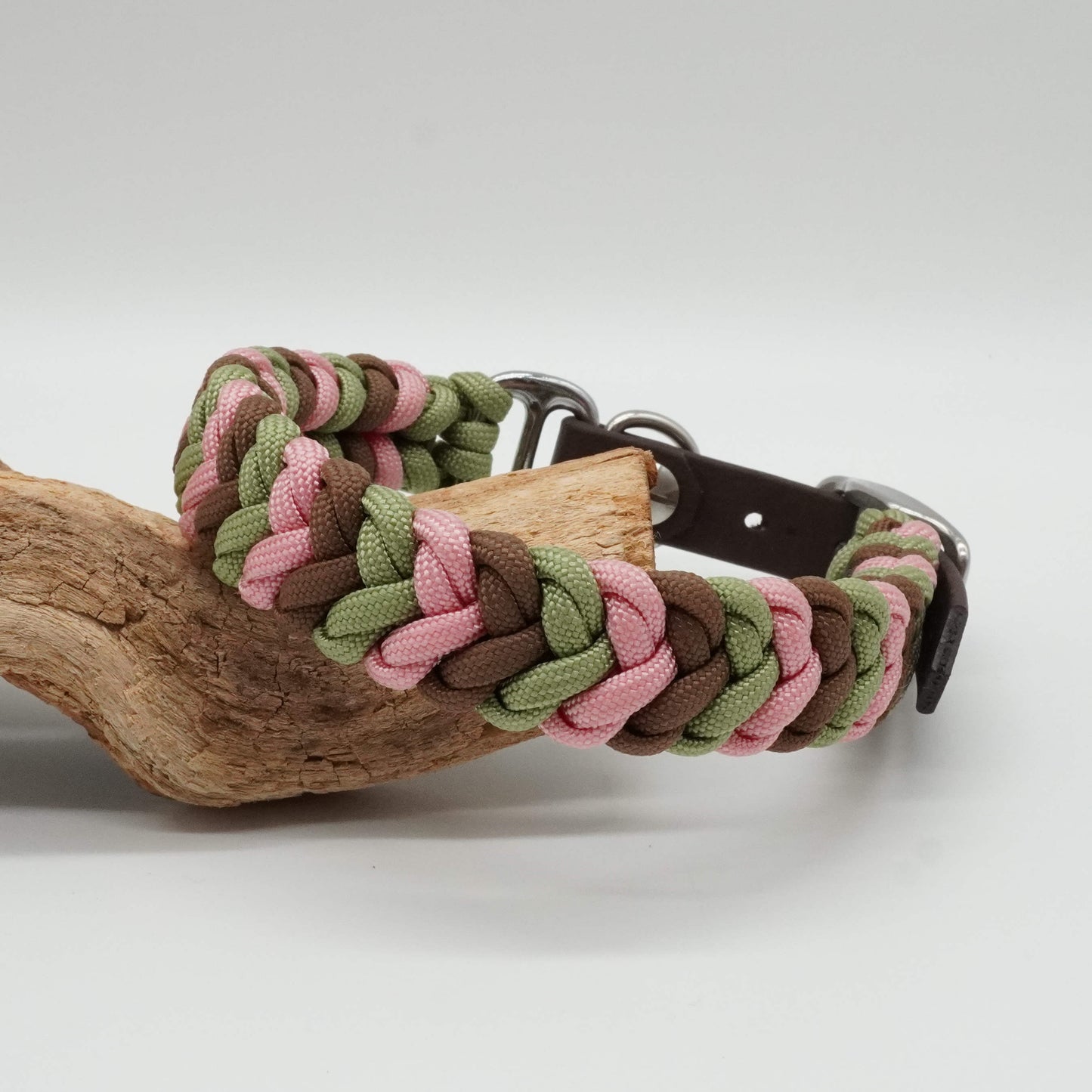 Handgefertigtes Hundehalsband aus brauner Biothane und geflochtenem Paracord in Rosa, Salbeigrün und Braun mit silbernen Beschlägen.