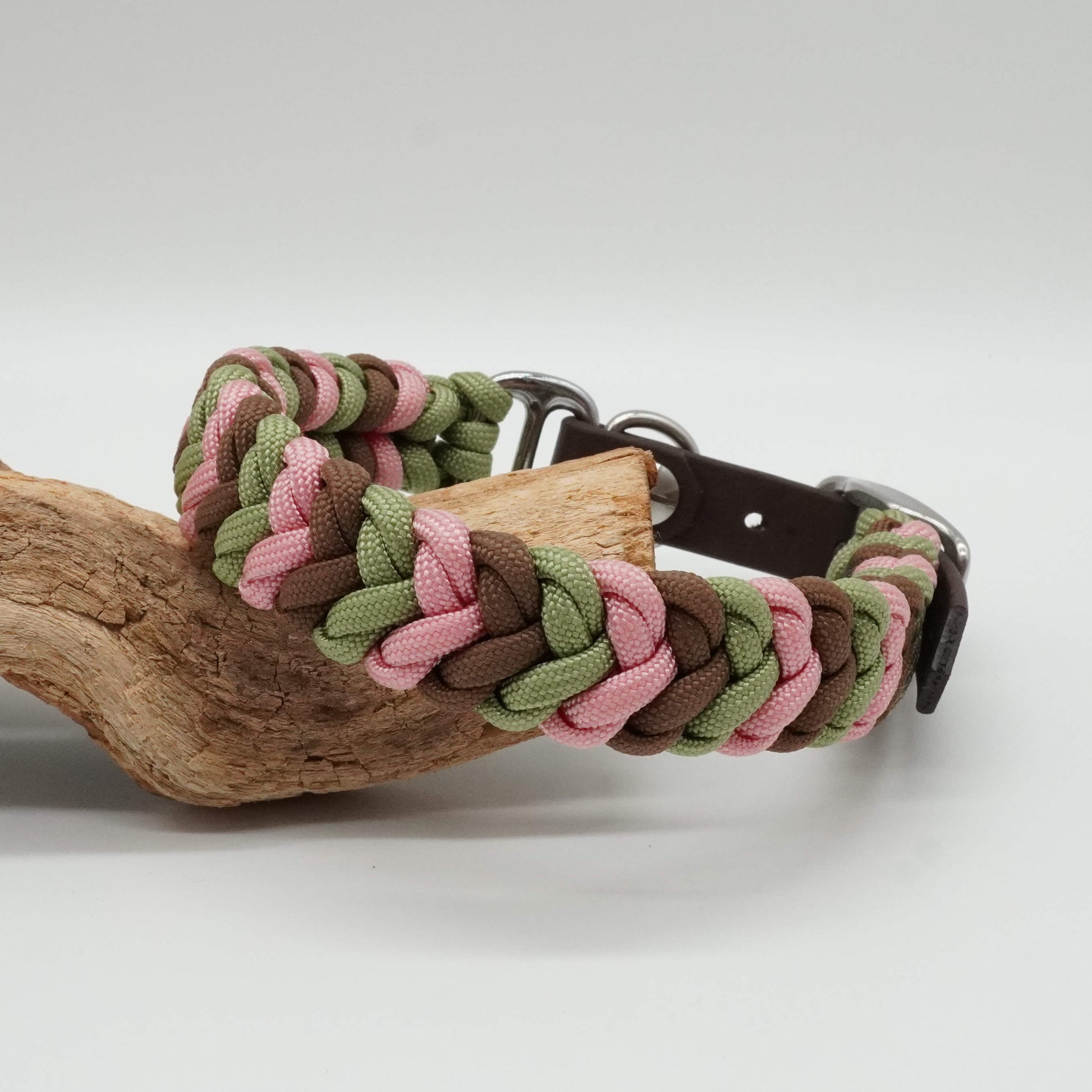 Handgefertigtes Hundehalsband aus brauner Biothane und geflochtenem Paracord in Rosa, Salbeigrün und Braun mit silbernen Beschlägen.