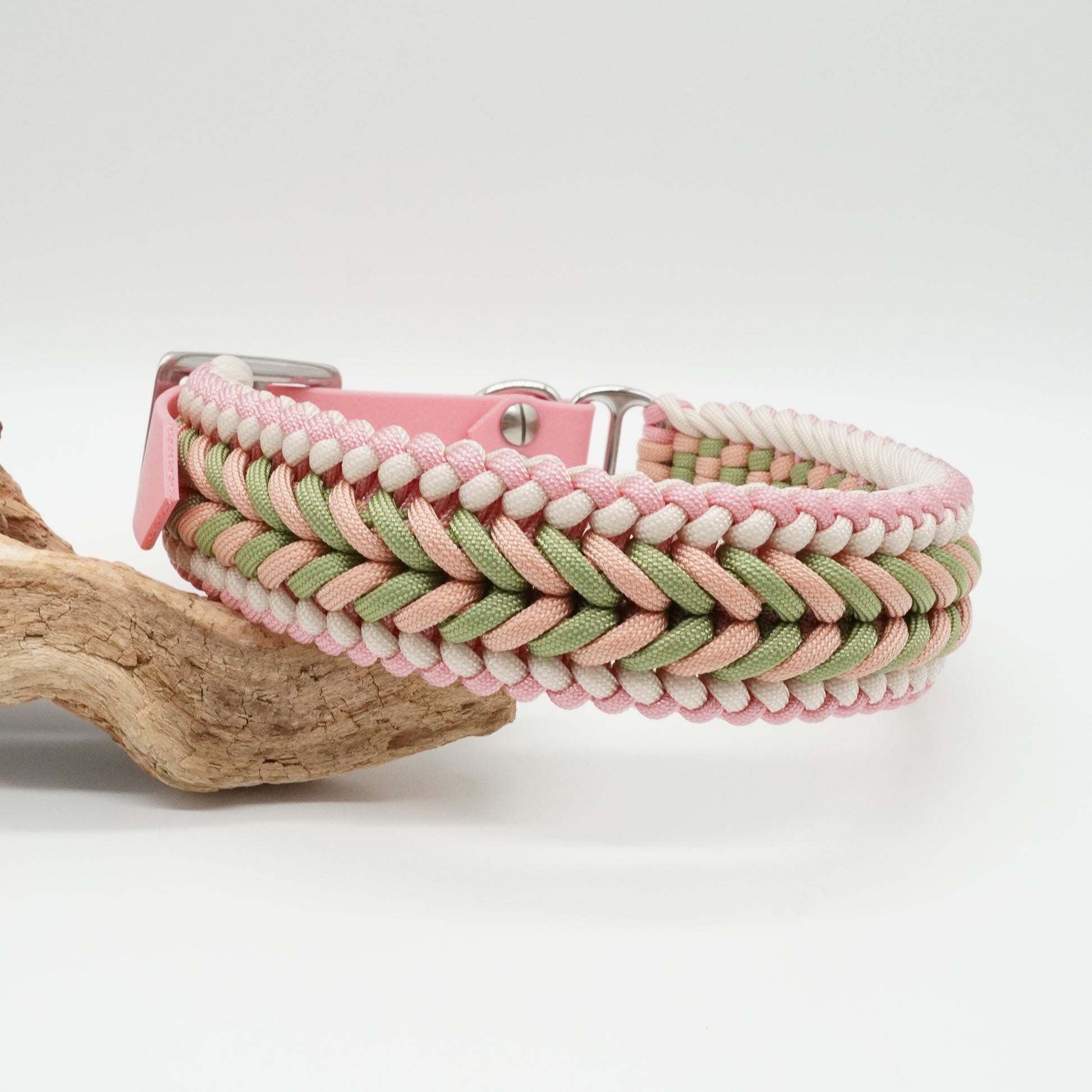 Handgefertigtes Hundehalsband aus rosafarbener Biothane und geflochtenem Paracord in Rosa, Salbeigrün, Apricot und Creme mit silbernen Beschlägen.