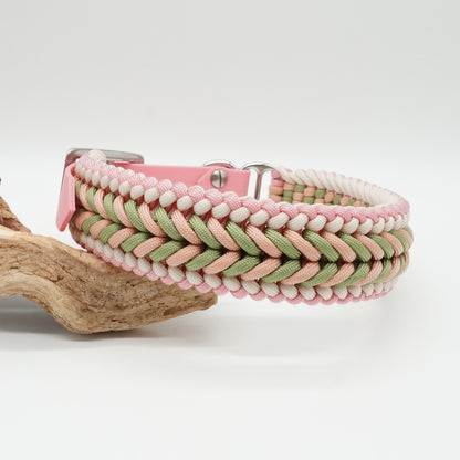 Handgefertigtes Hundehalsband aus rosafarbener Biothane und geflochtenem Paracord in Rosa, Salbeigrün, Apricot und Creme mit silbernen Beschlägen.