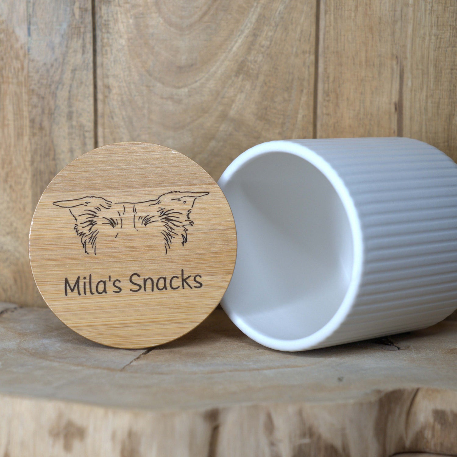 Personalisierte Leckerli-Dose für Hunde mit graviertem Holzdeckel und individuellem Namen.