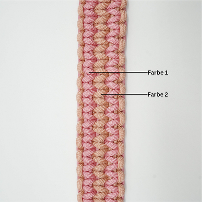 Nahaufnahme eines zweifarbigen Paracord-Halsbands in Rosa mit Beschriftung „Farbe 1“ und „Farbe 2“ zur Auswahlhilfe Halsbänder.