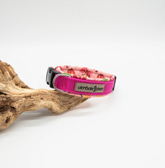 Handgefertigtes Hundehalsband aus pinkem Gurtband mit floralem Stoffdesign, D-Ring und schwarzem Klickverschluss.