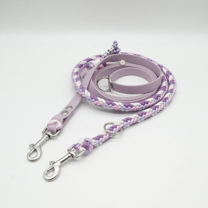 Handgefertigte verstellbare Hundeleine aus fliederfarbener Biothane und geflochtenem Paracord in Flieder, Rosa und Weiß mit silbernen Karabinern.
